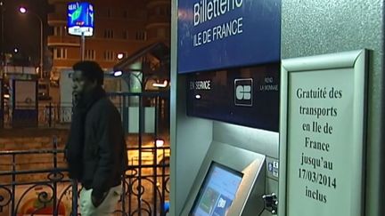 Un voyageur &agrave; la gare de RER de Meudon (Hauts-de-Seine), le 17 mars 2014. ( FRANCE 2 / FRANCETV INFO)