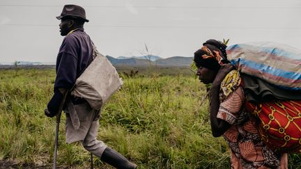 Une famille fuit vers la ville de Goma. Sake, province du Nord-Kivu, République démocratique du Congo, 7 février 2024. (Hugh Kinsella Cunningham)