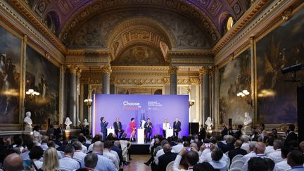 Emmanuel Macron reçoit des patrons d'entreprises étrangères lors du sommet "Choose France", à Versailles (Yvelines) le 11 juillet 2022. (LUDOVIC MARIN / POOL / AFP)