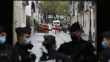 Des gendarmes bloquent l'accès au lieu de l'attaque à l'arme blanche qui a visé deux salariés de la société de production "Premières lignes", dans le 11e arrondissement de Paris, le vendredi 25 septembre 2020. (GEOFFROY VAN DER HASSELT / AFP)