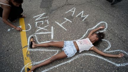 "Suis-je la prochaine ?", s'interrogent Tia Williams et sa fille, le 7 juillet 2016, à St. Paul.&nbsp; (RICHARD TSONG-TAATARII / AP / SIPA)