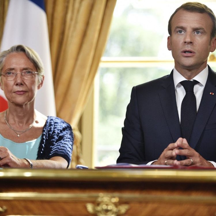 Elisabeth Borne, alors ministre chargée des Transports, et Emmanuel Macron, à l'Elysée, le 27 juin 2018. (JULIEN DE ROSA / POOL / AFP)