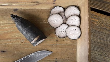 Un lot d'andouille de Guéméné a été rappelé par Carrefour, le 31 juillet 2019. (Photo d'illustration) (BERTHIER EMMANUEL / HEMIS.FR / AFP)