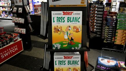 "L'Iris blanc", le dernier album d'Astérix publié en octobre 2023 atteint des sommets de vente dès le premier mois de sa mise en rayon. (MAGALI COHEN / HANS LUCAS / AFP)