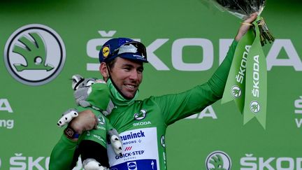 Mark Cavendish, sur le podium à Valence, à l'issue de la 10e étape du Tour de France 2021, mardi 6 juillet. (PHILIPPE LOPEZ / AFP)