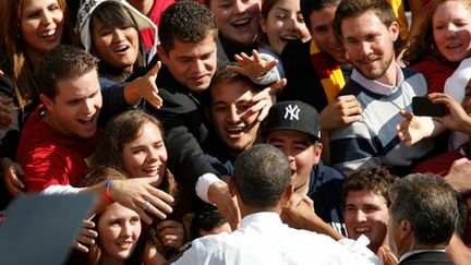 Barack Obama en campagne pour les "midterms" dans une université de Los Angeles (AFP/DAVID MCNEW)