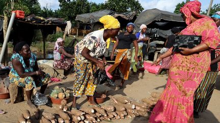 Des femmes à Abidjan (Côte d'Ivoire), le 28 juillet 2021. (MEHMET KAMAN / AFP)