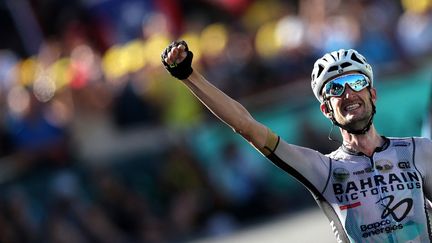 Wout Poels franchit la ligne en vainqueur à Saint-Gervais, le 15 juillet 2023. (THOMAS SAMSON / AFP)