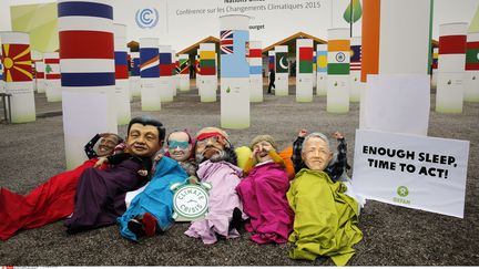 COP21 : les ONG demandent aux effigies des dirigeants du monde de se réveiller