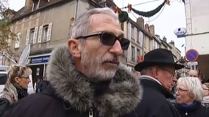 Des habitants, des commer&ccedil;ants et des &eacute;lus de S&eacute;zanne (Marne) se sont rassembl&eacute;s, le 29 novembre 2013, en soutien au bijoutier qui a tu&eacute; le braqueur qui l'attaquait, la veille. ( FRANCE 2 / FRANCETV INFO)