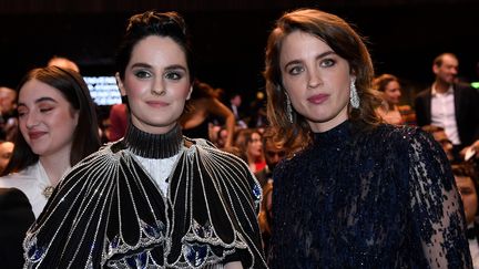 Les actrices Noémie Merlant et Adèle Haenel, à l'affiche du Portrait de la jeune fille en feu de Céline Sciamma, arrivent aux César. "Nous sommes heureuses de représenter notre cinéma et nos idées", a Adèle Haenel déclaré au micro de Canal +. L'actrice avait vivement critiqué les nominations de Roman Polanski dans un article de New York Times. "Distinguer Polanski, c'est cracher au visage de toutes les victimes", avait-elle déclaré. (BERTRAND GUAY / AFP)