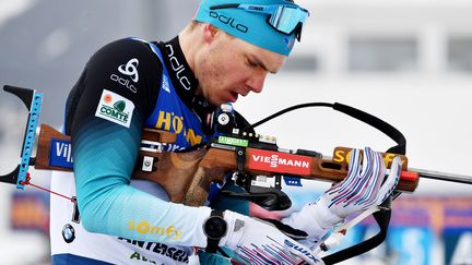 Émilien Jacquelin a cassé sa carabine après une chute lors de la mass start d'Oberhof dimanche 17 janvier 2021. (MARCO BERTORELLO / AFP)