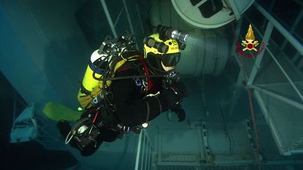 Un plongeur inspecte l'&eacute;pave du "Concordia", le 30 janvier 2012. (REUTERS)