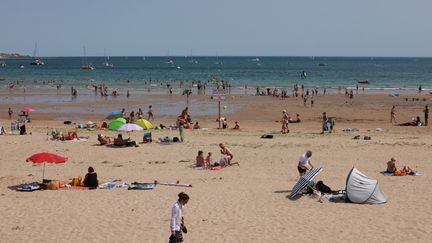 Une plage des Sables-d'Olonne (Vendée), le 17 juillet 2022. (MATHIEU THOMASSET / HANS LUCAS / AFP)