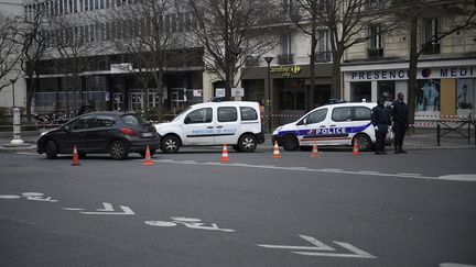 Des policiers dans le 13e arrondissement de Paris le 26 février 2016, près de l'endroit où un garçon a été renversé par un homme qui venait de voler une voiture. (LIONEL BONAVENTURE / AFP)