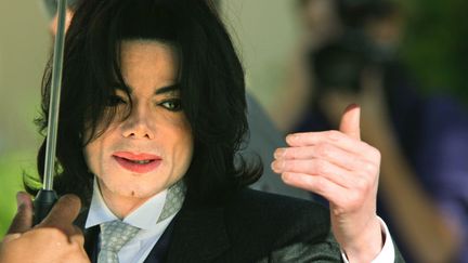 Michael Jackson à la sortie d'un procès pour pédophilie, Tribunal de Santa Barbara, mai 2005.
 (Christina Barany / Getty Images North America / AFP)