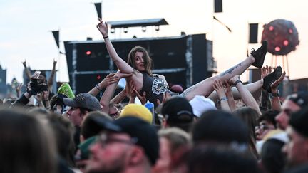 Le Hellfest ne serait pas d'enfer sans crowd surfing. Ici jeudi 15 juin 2023. (SEBASTIEN SALOM-GOMIS / AFP)