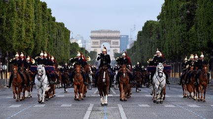 La&nbsp;Garde républicaine lors d'une répétition du défilé du 14-Juillet, le 9 juillet 2021 sur les Champs-Elysées à Paris. (BERTRAND GUAY / AFP)