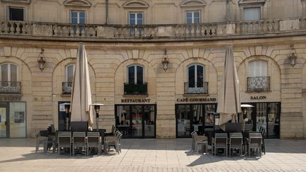 La terrasse d'un restaurant fermé à Dijon (Côte- d'Or) le 17 avril 2021. (FLORIAN JANNOT-CAEILLETE / HANS LUCAS / AFP)