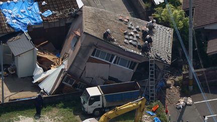 Une maison effrondrée à Osaki (Japon), le 9 août 2024, après un séisme de magnitude 7,1. (KOTA KIRIYAMA / YOMIURI / AFP)