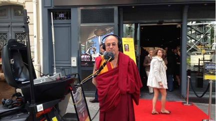 &nbsp; (Matthieu Ricard, moine bouddhiste et traducteur français du Dalai Lama, devant une boutique parisienne ce lundi, où il dédicaçait son livre © RF / Raymond Albouy)