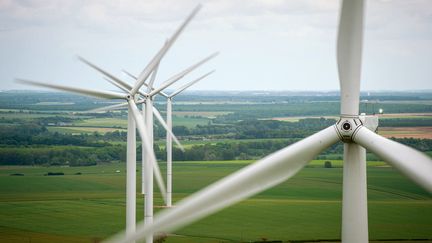 Des éoliennes dans des champs à Sainte-Lizaigne (Indre). Photo d'illustration. (GUILLAUME SOUVANT / AFP)