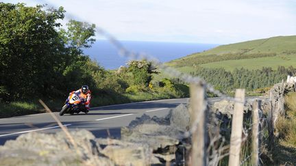 Un coureur prend part aux essais du&nbsp;Tourist Trophy de l'île de Man, une course de moto, le 5 juin 2009. (NIGEL RODDIS / REUTERS)