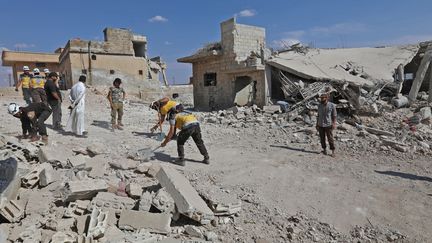 Des sauveteurs déblaient des ruines après un bombardement du régime à Al Habit, dans le sud de la province d'Idleb, en Syrie, le 10 septembre 2018.&nbsp; (OMAR HAJ KADOUR / AFP)