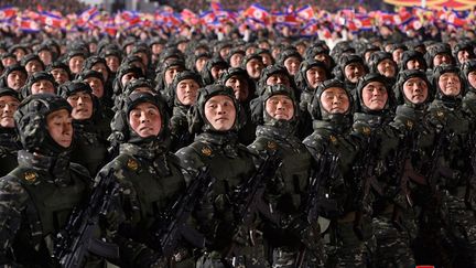 Des soldats nord-coréens prennent part à une parade miltaire, le 10 février 2023 à Pyongyang, la capitale du pays. (STR / KCNA / KNS / AFP)