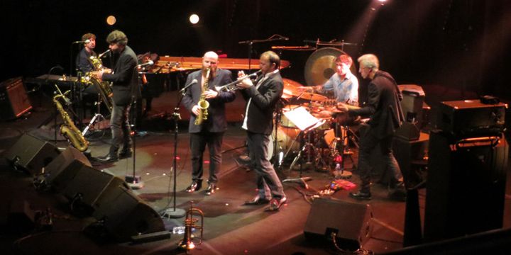 Arnaud Roulin, Laurent Bardainne, Thomas de Pourquery, Fabrice Martinez, Edward Perraud et Bruno Chevillon
 (Annie Yanbékian)