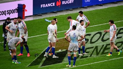 Têtes basses, les Bleus ne remporteront pas le Tournoi des Six Nations, battus par l'Écosse, ce vendredi 26 mars. (MARTIN BUREAU / AFP)