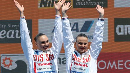 Les Russes Svetlana Kolesnichenko et Alexandra Patskevich nouvelles championnes du monde de natation synchronisée en duo technique à Budapest en 2017 (FERENC ISZA / AFP)