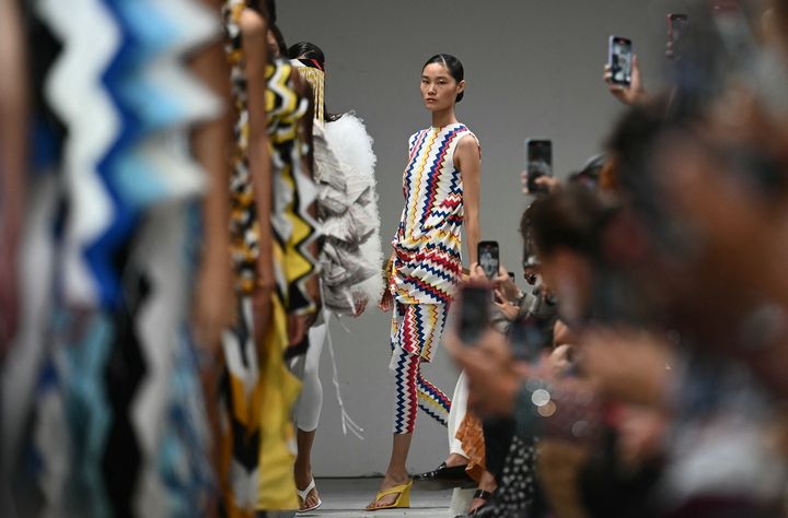 Un moment du défilé de la collection Missoni à la Fashion Week de Milan, femmes, printemps-hiver, le 20 septembre 2024. (MARCO BERTORELLO / AFP)