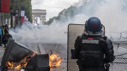 Un gendarme sur l'avenue des Champs-Elysées, le 14 juillet 2019. (SAMUEL BOIVIN / NURPHOTO)