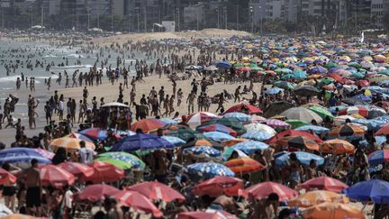 La plage d'Ipanema à Rio de Janeiro (Brésil) le 24 août 2023, où le thermomètre a avoisiné les 40 degrés. (ANTONIO LACERDA / MAXPPP)