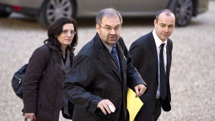 Fran&ccedil;ois Ch&eacute;r&egrave;que (C) et son num&eacute;ro 2, Laurent Berger, (D) dans la cour de l'Elys&eacute;e le 18 janvier 2012. (LIONEL BONAVENTURE / AFP)