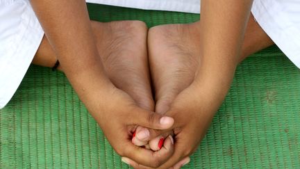 Une personne pratiquant le yoga à Bhopal (Inde). (SANJEEV GUPTA / EPA)