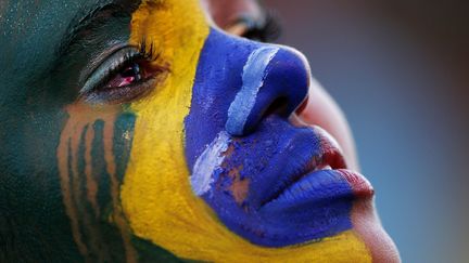 Dans les rues de la capitale Brasilia, le d&eacute;sespoir &eacute;tait tout aussi palpable. Ce n'est pas cette supportrice, dont le maquillage a coul&eacute; &agrave; cause des larmes, qui dira le contraire. (UESLEI MARCELINO / REUTERS)