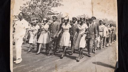 John Kalapo : "Amadou Kalapo, de l’ethnie Bozo, est né vers 1939 à Diafarabé, cercle de Tenenkou. Encore très jeune à la mort de ses parents, il part à Bamako avec ses frères et sœurs. (...) Il intègre, en 1963, l’école aéronautique de Kiev pour une formation d’aviation et plusieurs stages : navigation, radio, mécanique… (...) Bako rentre à Bamako en 1964 et est embauché à Air Mali, la compagnie nationale d’aviation fondée à l’indépendance. Bako décède à Bamako le 22 décembre 2015." (JOHN KALAPO, 2017)