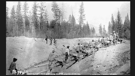 Attirés par l&#039;or, la plupart des Chinois se retrouvaient en réalité embauchés dans des conditions très dures sur le chantier de construction du chemin de fer canadien.
 (Ernest Brown / Bibliothèque et Archives Canada / C-006686B)