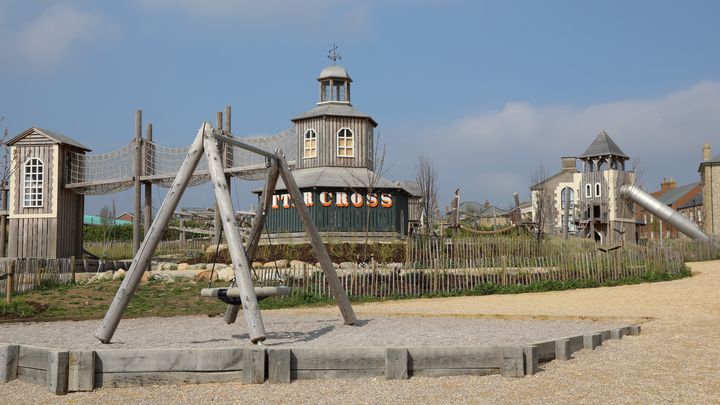 Le Great Field à Poundbury, un parc avec un terrain de jeu qui reconstitue le quartier en miniature. (ELISE LAMBERT / FRANCEINFO)