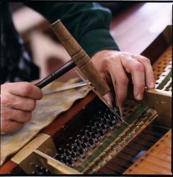 Remontage en corde, chevilles originales piano Pleyel 1850 
 (G. Martron)