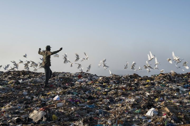 La décharge à ciel ouvert de Mbeubeuss, près de Dakar. (XAUME OLLEROS / ANADOLU AGENCY)