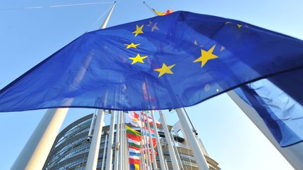 Le drapeau de l'Union européenne devant le Parlement européen, à Strasbourg. (GEORGES GOBET / AFP)