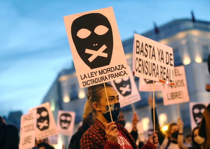 Des manifestants brandissent des pancartes contre la censure,&nbsp;sur la Puerta Del Sol à Madrid mercredi 17 février 2021, après l'arrestation du rappeur Pablo Hasèl. (ISABEL INFANTES / SPUTNIK / AFP)