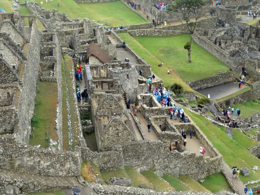 Des touristes évoluent parmi les ruines majestueuses du Machu Picchu le 11 août 2015.