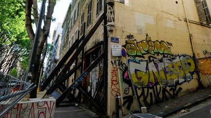 Un immeuble insalubre maintenu par des structures métalliques, le 5 mai 2019 à Marseille. (BORIS HORVAT / AFP)