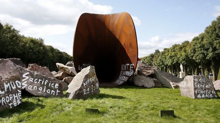 &nbsp; (La sculpture d'Anish Kapoor a été vandalisée avec des inscriptions à caractère antisémite © MaxPPP)