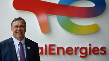 Le PDG de TotalEnergies, Patrick Pouyanné, le 28 mai 2021 au siège de son groupe dans le quartier de La Défense (Hauts-de-Seine). (CHRISTOPHE ARCHAMBAULT / AFP)