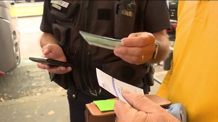 À près d'une semaine du premier tour des élections législatives, de nombreux Français optent pour la procuration afin de ne pas manquer le scrutin. Une mobilisation dont les candidats pourraient tirer partie. (franceinfo)